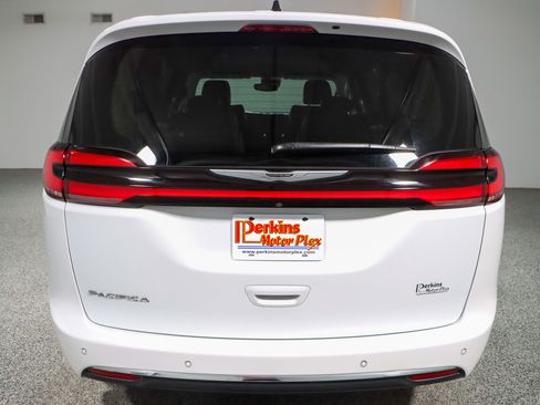 Used 2023 Chrysler Pacifica Touring-L image 8