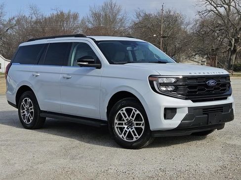 New 2026 Ford Expedition Active image 2
