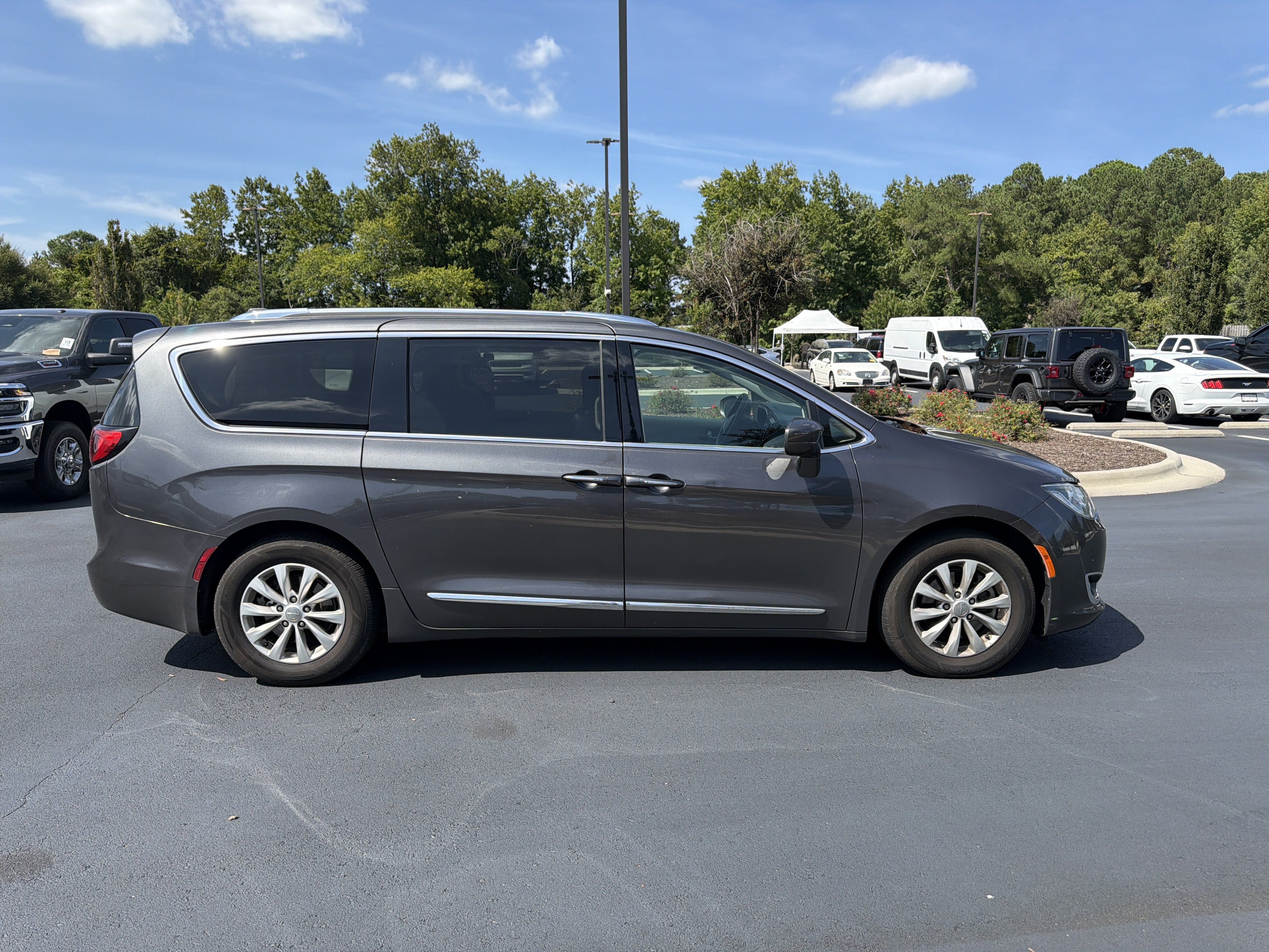 Used 2018 Chrysler Pacifica Touring-L FWD image 10