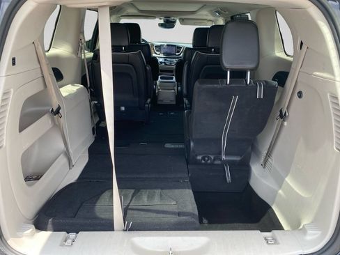 Used 2023 Chrysler Pacifica Limited FWD image 32