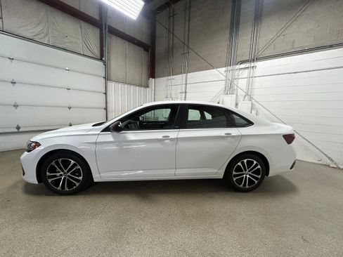 Used 2024 Volkswagen Jetta Sport FWD image 5