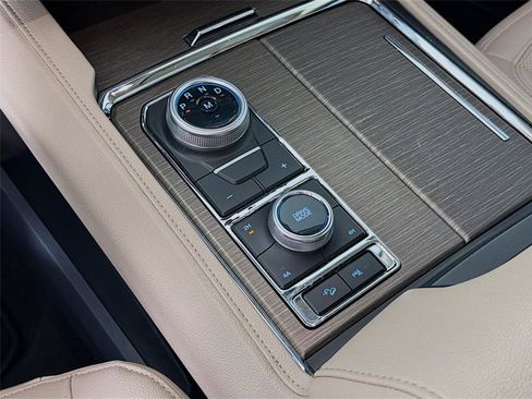 Used 2024 Ford Expedition Limited image 19