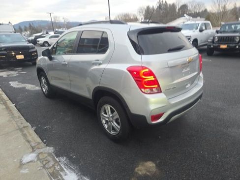 Used 2022 Chevrolet Trax LT w/ LT Convenience Package image 4