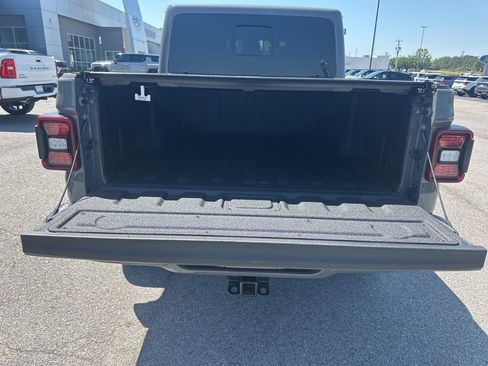 Used 2022 Jeep Gladiator Overland AWD/4WD image 10