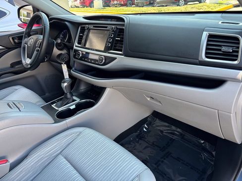 Used 2019 Toyota Highlander Plus AWD/4WD image 28