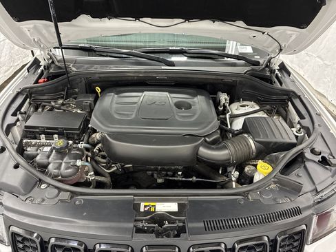 Used 2021 Jeep Grand Cherokee Laredo X image 8