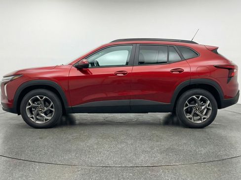 Used 2025 Chevrolet Trax LT FWD image 5