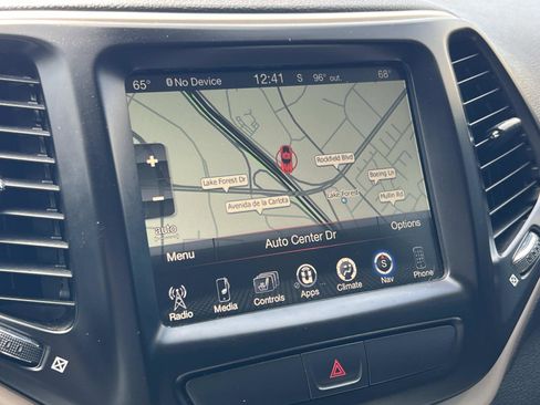 Used 2017 Jeep Cherokee Limited w/ Luxury Group image 11