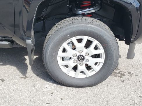 Certified 2025 Toyota Tacoma SR5 AWD/4WD image 6