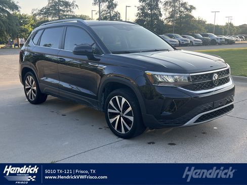 Used 2024 Volkswagen Taos SE w/ MDO Package FWD image 1