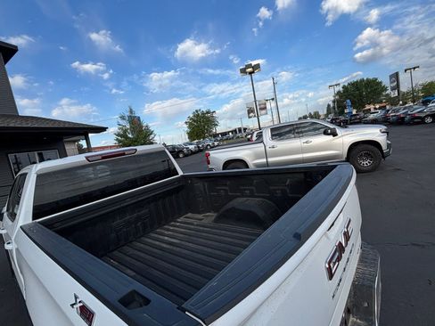 Used 2023 GMC Sierra 1500 SLE w/ X31 Off-Road Package AWD/4WD image 4
