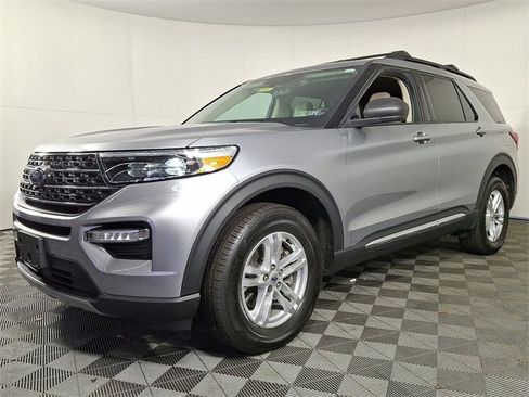 Used 2023 Ford Explorer XLT w/ Equipment Group 202A image 6