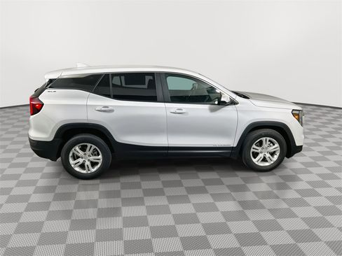 Used 2024 GMC Terrain SLE image 9