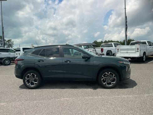Used 2025 Chevrolet Trax LT FWD image 4