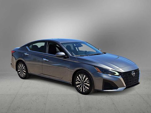Used 2023 Nissan Altima 2.5 SV w/ SV Premium Package FWD image 2