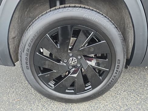 Certified 2025 Volkswagen Atlas SE image 5