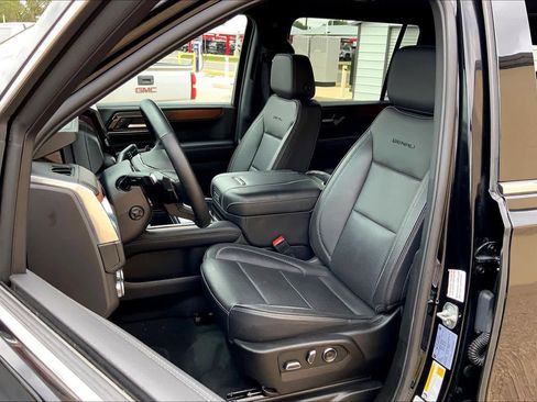 Used 2025 GMC Yukon XL Denali AWD/4WD image 8