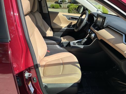 Used 2019 Toyota RAV4 LE FWD image 32