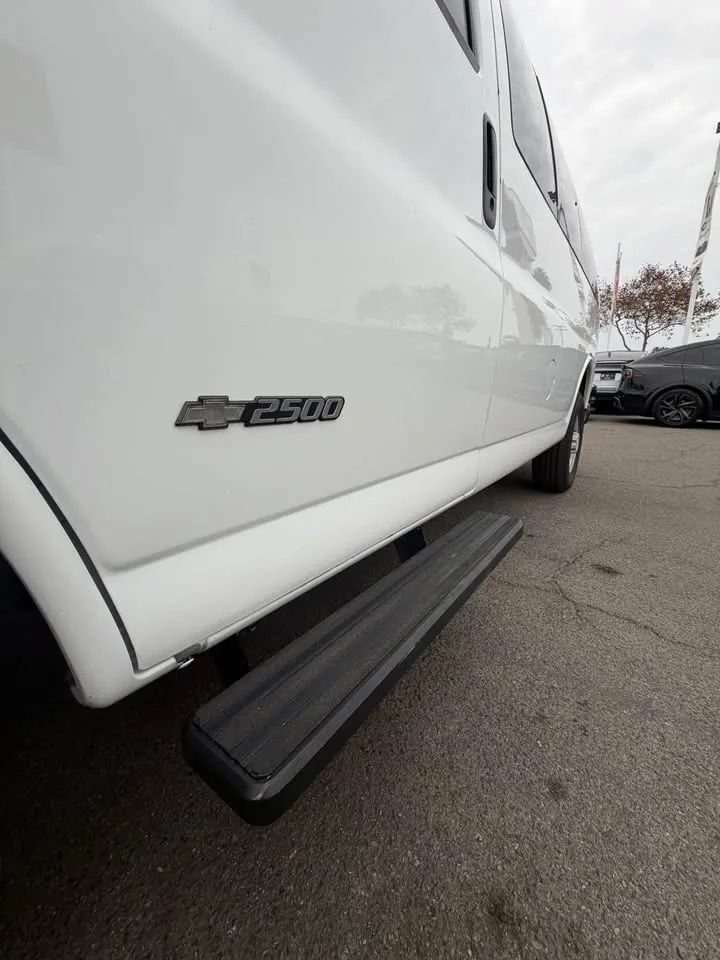 Used 2006 Chevrolet Express 2500 Passenger w/ Power and Light Package RWD image 10