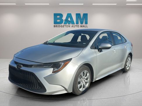 Used 2021 Toyota Corolla LE image 3