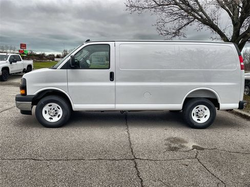 New 2025 Chevrolet Express 2500 Work Van image 5
