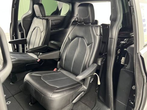 Used 2025 Chrysler Pacifica Select FWD image 13