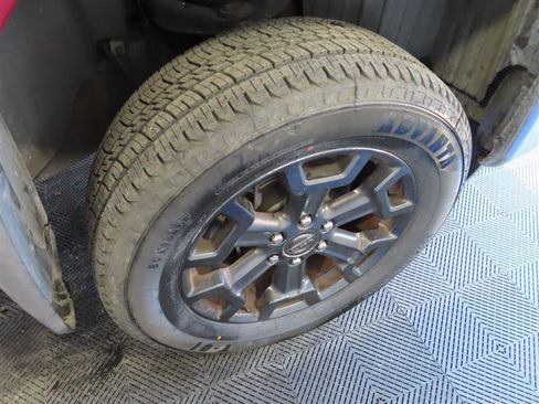 Used 2017 Nissan Titan SV RWD image 9