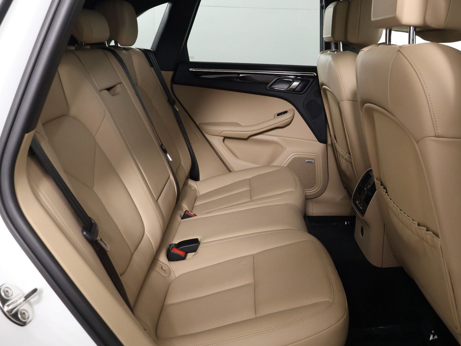 Certified 2022 Porsche Macan S AWD/4WD image 32