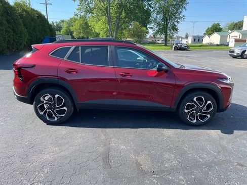 Used 2025 Chevrolet Trax RS FWD image 32