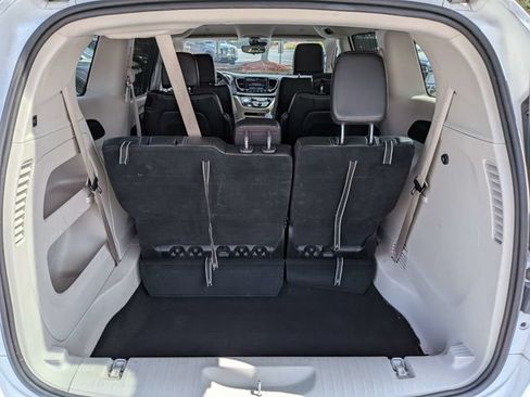 Used 2024 Chrysler Pacifica Touring-L FWD image 13