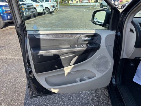 Used 2014 Chrysler Town & Country Touring-L w/ Driver Convenience Group image 9