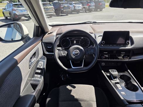 Used 2023 Nissan Rogue SV image 13