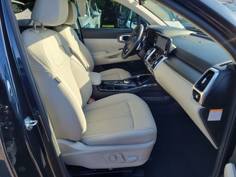 Certified 2022 Kia Sorento SX Prestige w/ Panoramic Sunroof Package AWD/4WD image 7
