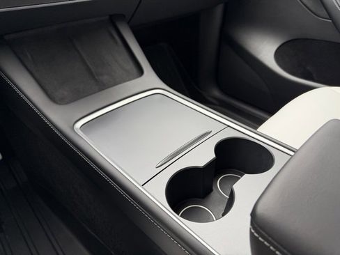 Used 2022 Tesla Model Y Performance image 9