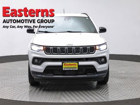 Used 2024 Jeep Compass Latitude AWD/4WD image 2