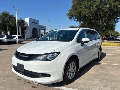 Used 2023 Chrysler Voyager LX FWD image 3