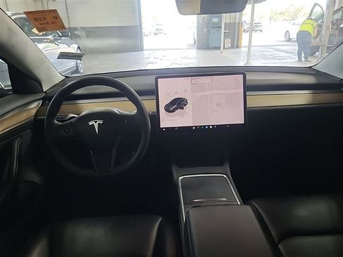 Used 2023 Tesla Model 3 Standard Range image 9