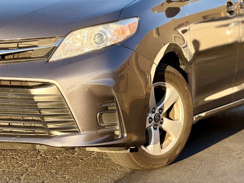 Used 2019 Toyota Sienna LE w/ Carpet Mat Package FWD image 8