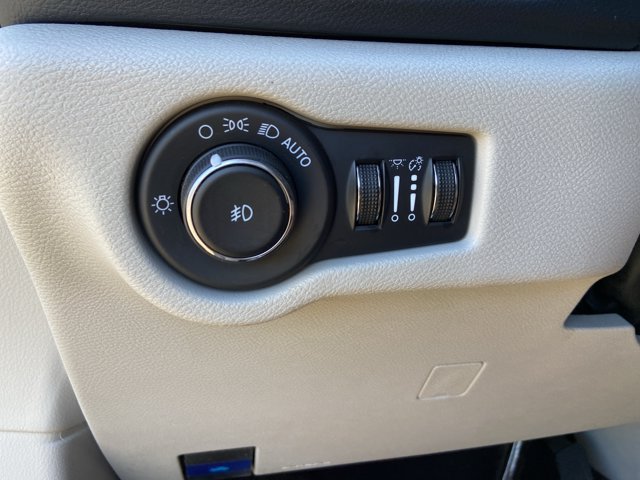 Used 2023 Chrysler Pacifica Touring-L FWD image 44