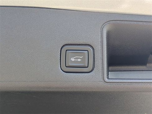 Used 2023 GMC Terrain SLT image 15