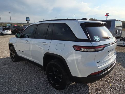 Used 2024 Jeep Grand Cherokee Limited w/ Luxury Tech Group II image 4