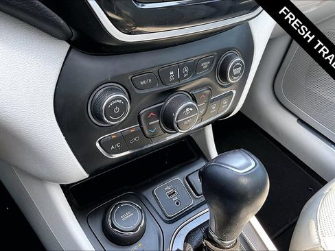 Used 2019 Jeep Cherokee Limited w/ Technology Group AWD/4WD image 16