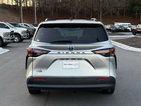 Used 2023 Toyota Sienna XLE image 5