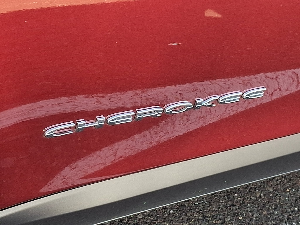 Used 2020 Jeep Cherokee Latitude Plus w/ Cold Weather Group AWD/4WD image 10