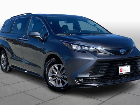 Used 2025 Toyota Sienna XLE image 2