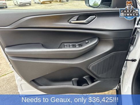 Used 2025 Jeep Grand Cherokee Altitude AWD/4WD image 39