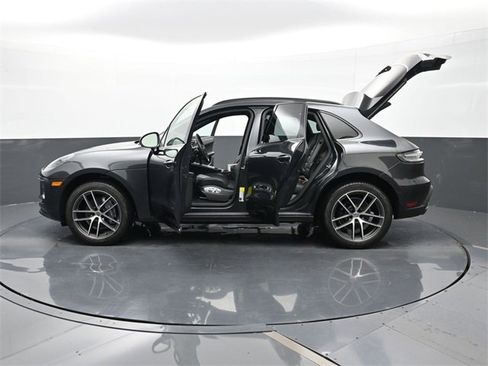 Used 2025 Porsche Macan image 33