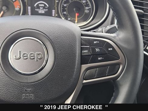Used 2019 Jeep Cherokee Latitude Plus w/ Comfort/Convenience Group FWD image 24