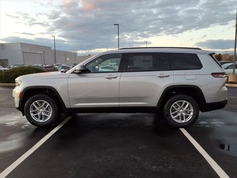 New 2025 Jeep Grand Cherokee L Laredo image 3
