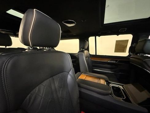 Used 2023 Jeep Grand Wagoneer Series III AWD/4WD image 35